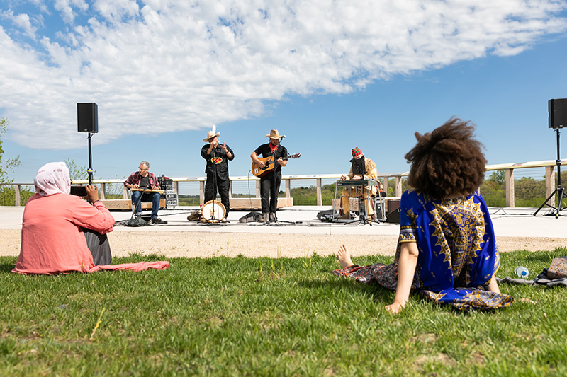 Buffalo Weavers perform on the KLAS Overlook.